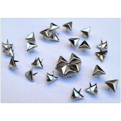 Borchie sfuse triangolare con alette misura 9*9mm colore argento